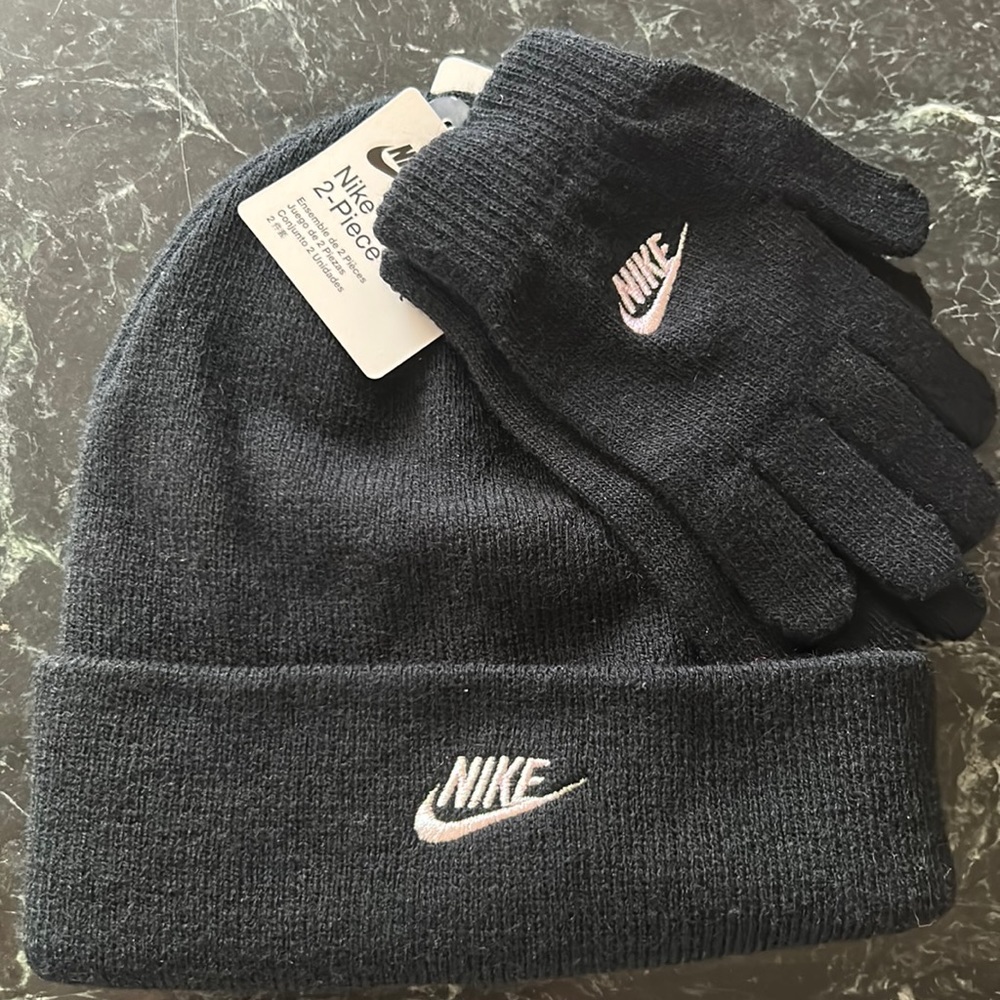 Kid’s Nike 2 Piece Hat and Glove Set NWT